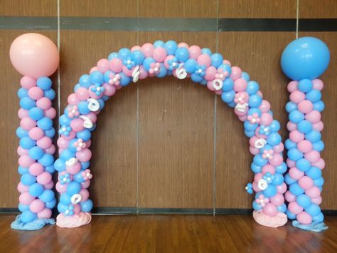 Light Pink and Light Blue Balloon Arch with flowers and Balloon Columns by Extra POP by Yolanda Blue Pink And White Balloon Arch, Gender Reveal Balloon Columns, Light Blue Balloon Arch, Pink And Blue Balloon Arch, Balloon Arch With Flowers, Arch With Flowers, Blue Balloon Arch, Balloon Arch Diy, Balloon Arch Decorations