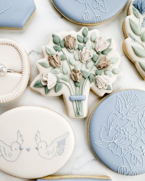 This sweet bridal shower set was winning the polls, so here’s the full set! Swipe to see closeups, including their sweet pups!. My favorite are the simple cookies with the tiny line details. The blue with the white floral, leaf cookie, and the birds were from her invitation! I love this elegant, minimalist, and floral set! . #weddingcookies #bridalshowercookies #bridecookies #floralcookies #flowercookies #somethingbluebridal #bluewedding #springcookies #engagementcookies #ringcookies #dogcoo... Bouquet Cookies, Neutral Wedding Bouquet, Lindsay Johnson, Dove Wedding, Bride Cookies, Royal Icing Sugar Cookies, Icing Sugar Cookies, Flower Sugar Cookies, Engagement Cookies