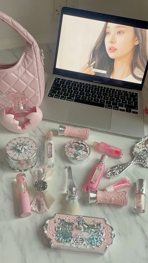 Wonyoungism Skincare, Erin Aesthetic, Dolette Coquette, Coquette Lifestyle, Pink Lifestyle, Pink Life, Pastel Pink Aesthetic, Pink Girly Things, Pink Vibes