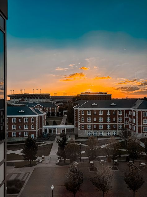 Auburn University sunset view, aesthetic University Of Auburn, Auburn College Aesthetic, Auburn University Aesthetic, Auburn Aesthetic, Auburn University Dorm, Sunset View Aesthetic, Auburn University Campus, Auburn College, Campus Aesthetic