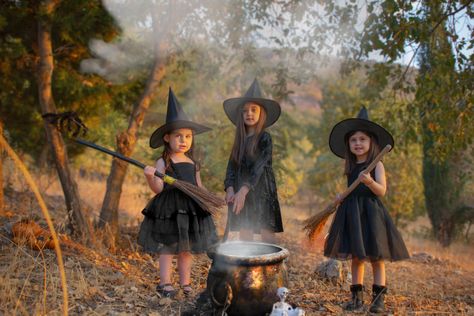 Witch Photoshoot Kids, Holloween Party Ideas, Witch Rituals, Halloween Photoshoot, Fall Family Pictures, Anniversary Photoshoot, Kids Photoshoot, Fall Mini, Fall Photoshoot