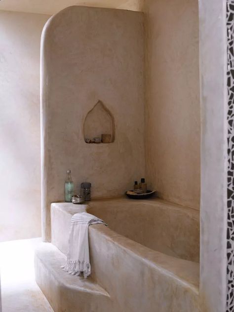 Hacienda Bathroom, Bungalow Bathroom, Earth Bag Homes, Indoor Outdoor Bathroom, Concrete Effect Paint, Spa Interior Design, Airstream Interior, Spa Interior, Moroccan Interiors