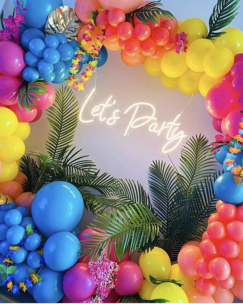 14th Birthday Party Ideas, Fruit Birthday Party, Ideas Fiesta, Aloha Party, Hawaiian Party Decorations, Fruit Birthday, Luau Theme Party, Fiesta Tropical, Pool Party Decorations