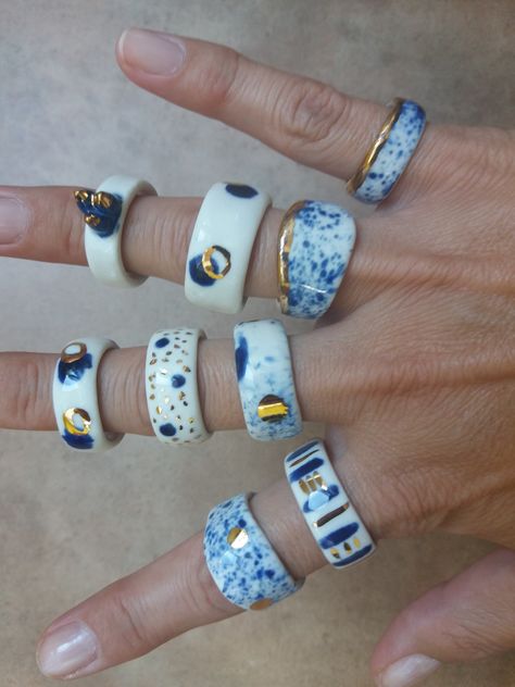 Fimo Jewelry Ring, Ceramic Rings Diy, Porcelain Rings Ceramic Jewelry, Ceramic Rings Jewellery, Pottery Ideas Jewelry, Ceramic Accessories Jewellery, Porcelain Earrings Ceramic Jewelry, Ceramic Jewelry How To Make, Ceramic Jewelry Handmade