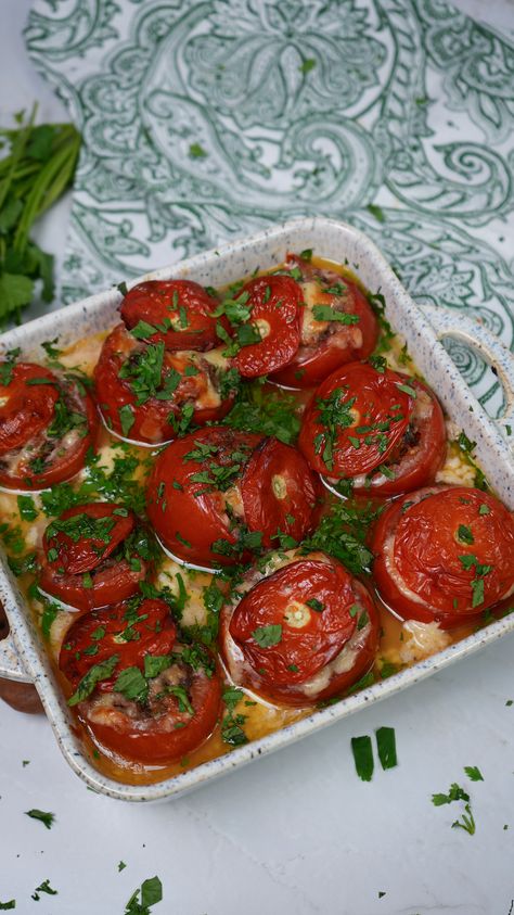 So delicious! Stuffed Tomatoes Baked, Stuffed Tomatoes Recipes, Béchamel Sauce, Stuffed Tomatoes, Grilled Roast, Minced Beef, Breakfast Appetizers, Baked Tomatoes, Happy Cooking