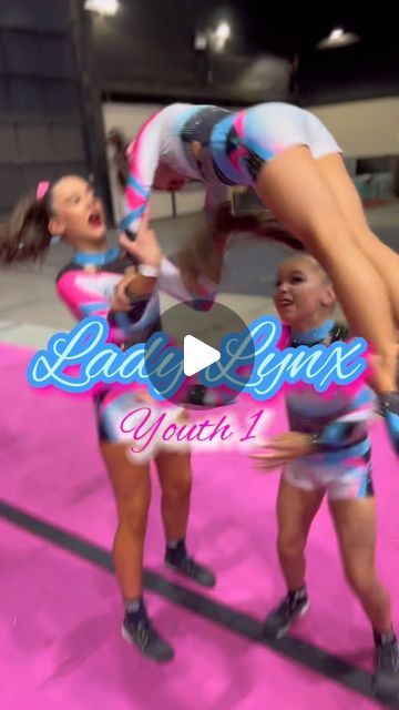 ᴇ.ᴏ.ᴅ ᴀʟʟꜱᴛᴀʀꜱ ᴀᴜꜱᴛʀᴀʟɪᴀ on Instagram: "🦋 It’s that LADY LYNX team that you never knew you needed! 🤩 The absolute QUEENZ of LEVEL 1 cheer! 🙌 Here’s a few little backstage snippets of how we warm up before competing. 💙💖 WE LOVE LYNX! #YouNeedEOD #ThePINKlife #pinkSTRONG #bigGYMbiggerFAMILY" Cheerleading Pyramids Level 1, Level 1 Cheer Routine, Level 1 Cheer Pyramids, Level 1 Cheer Stunts, 3 People Stunts, Three Person Stunts, Youth Cheer Stunts, Cheer Stunts For Little Kids, Easy Cheer Stunts