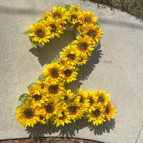 For a birthday party Sun Flower Theme Birthday Party, Sun Flower Themed Birthday Party, Sun Flower Birthday Theme, Sunflower And Daisy Birthday Party, Sunflower 80th Birthday Party, Yellow Birthday Party Decorations, Yellow Themed Birthday Party, Sunflower 1st Birthday Party Girl, Sunflower Birthday Party