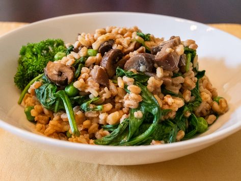 Spinach and Mushroom Farro Risotto with Peas Mushroom Farro, Vegan Dishes Easy, Farro Risotto, Cooking Risotto, Mushrooms And Spinach, Spinach And Mushroom, Vegan Spinach, Friends Food, Wild Mushroom