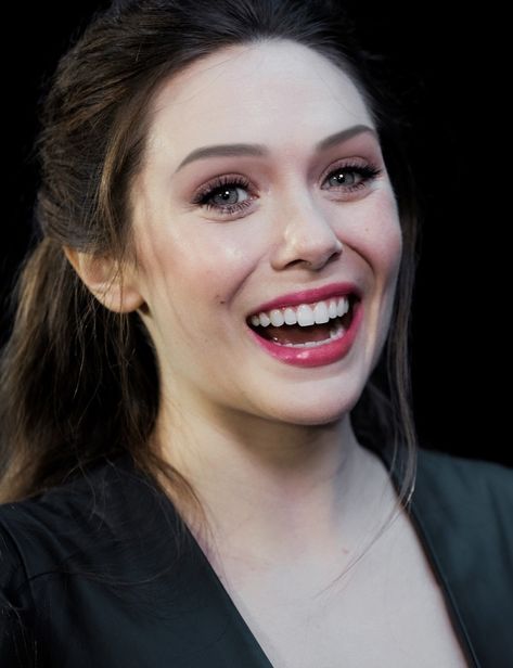 Elizabeth Olsen's lovely smile Elizabeth Olsen Smile, Elizabeth Olsen Style, Elizebeth Olsen, Lizzie Olsen, Elizabeth Olsen Scarlet Witch, Real Queens, Scarlett Witch, Lovely Smile, Queen Of England