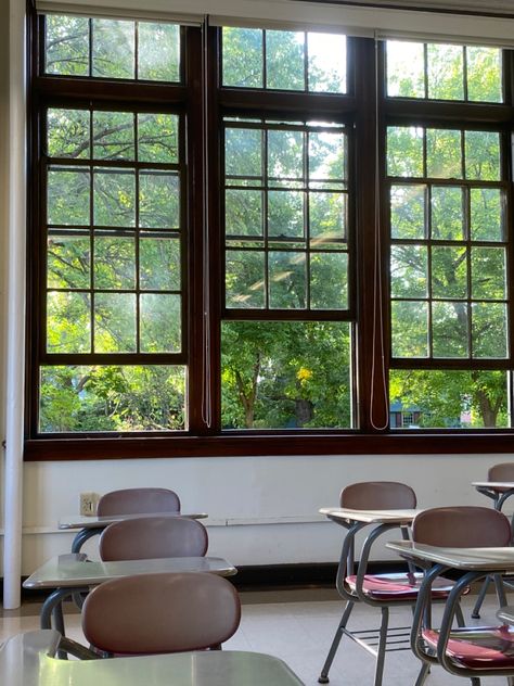 big windows old classroom college school academia College Classroom Interior, University Classroom Aesthetic, College Classroom Aesthetic, School Interior Design Classroom, School Aesthetic Classroom, Classroom College, Old Classroom, Building Windows, College Classroom