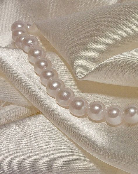 Silk And Pearls Aesthetic, White Pearls Aesthetic, Pearl White Aesthetic, Pearly Aesthetic, Pearls Aesthetic Wallpaper, Ivory Aesthetic, Pearl Necklace Aesthetic, Pearls Aesthetic, Necklace 2023