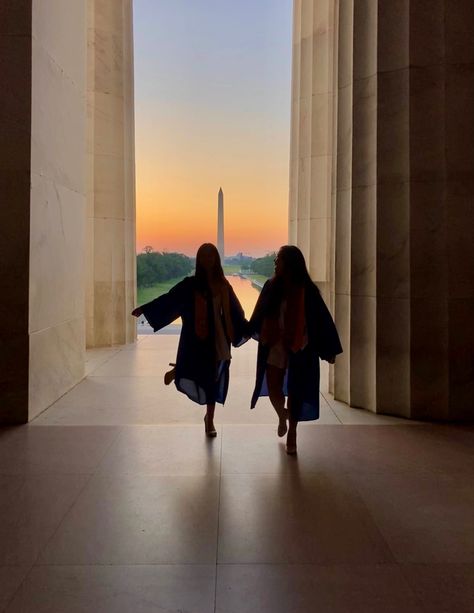 Dc Grad Photos, Lincoln Memorial Graduation Photos, Architecture Graduation Pictures, Dc Graduation Pictures, College Graduation Pictures With Friends, Ariel Photoshoot, Senior Boxes, Pics Or It Didn't Happen, 2025 Graduation