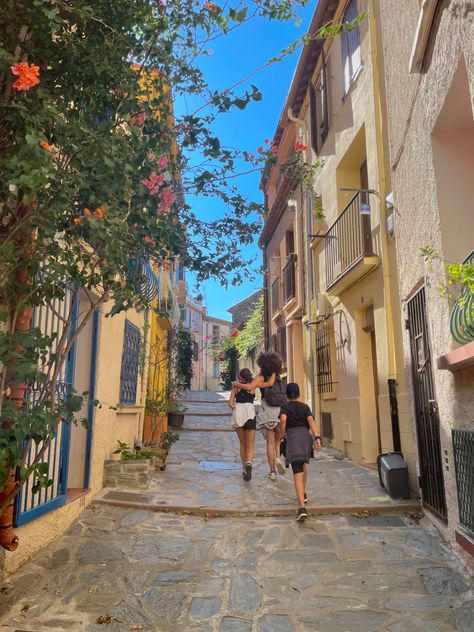 France Lifestyle Aesthetic, Living In France Life, South Of France Countryside, South Of France Apartment, South Of France Photo Ideas, South Of France Instagram Pictures, La Summer Aesthetic, France Countryside Aesthetic, Summer In France Aesthetic