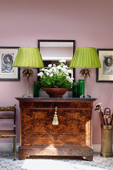 Entrance Hall with pink walls and green lamps Farmhouse End Tables, British Interior, Farmhouse Remodel, Inside Interiors, Foyer Decorating, Front Rooms, Old Farmhouse, Contemporary Home Decor, Farmhouse Design