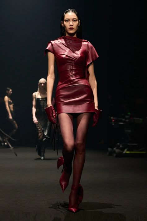 Mugler Fall 2024 Ready-to-Wear Collection | Vogue Leather Dress Outfit, Red Leather Dress, Runway Fashion Couture, Runway Outfits, Fashion Couture, Fashion Runway, Inspiration Mode, Leather Dress, Runway Looks