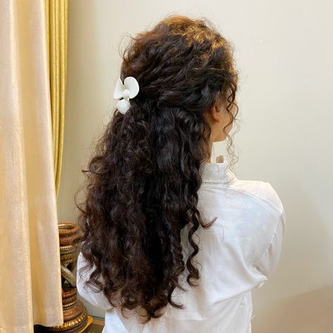 Curly Hairstyle For Saree, Small Curls For Long Hair, Curly Hair Photoshoot Ideas, Indian Curly Hairstyles, Indian Curly Hair, Curly Hair Accessories, Small Curls, Saree Hairstyles, Natural Curly Hair Cuts