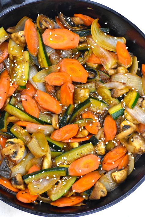 This easy Hibachi Vegetables Recipe recrates the flavors of your favorite Japanese steakhouse in about 20 minutes! Hibachi Cabbage, Hibachi Vegetables Recipe, Easy Hibachi, Hibachi Vegetables, Hibachi Recipes, Hibachi Chicken, Japanese Steakhouse, Asian Cucumber Salad, Yum Yum Sauce