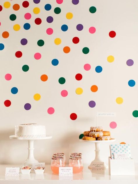 sprinkling Confetti Wall, Baby Shower Pictures, Party Fotos, Sprinkle Shower, Diy Baby Shower Decorations, Sprinkle Party, Polka Dot Party, Sprinkle Baby Shower, Diy Bebe