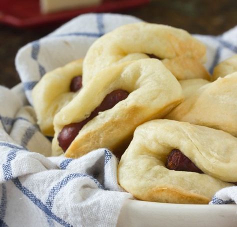 Dixie Caviar's version of THE Sister Schubert's rolls. You can bet I'm making these -- soon and often! Parker House Rolls Recipe, Sister Schubert, Sausage Rolls Recipe, Parker House Rolls, Lunch Appetizers, Biscuit Rolls, Food History, Parker House, Sausage Rolls