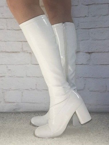 White Gogó Boots, White Disco Shoes, Go Go Boots Aesthetic, White Gogo Boots Outfit, Go Go Boots Outfit, Long White Boots, High White Boots, Gogo Boots Outfit, Tall White Boots