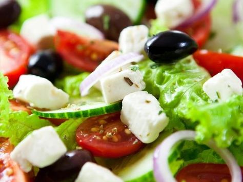 This is Ina Gartens highly rated Greek Salad recipe, featured on Food Network. The dressing is to die for! Ina Garten Greek Salad, Salad Caprese, Barefoot Contessa Recipes, Pizza Salad, Resep Salad, Ina Garten Recipes, Greek Salad Recipes, Lebanese Recipes, Shrimp Salad