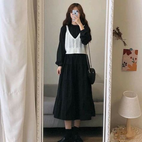 Japanese Long Skirt Outfit, Long Skirt Outfits Korean, Black Long Skirt Outfit, Long Black Skirt Outfit, Academia Dress, Uniqlo Women Outfit, Japanese Fashion Women, Long Skirt Fashion, Long Skirt Outfits