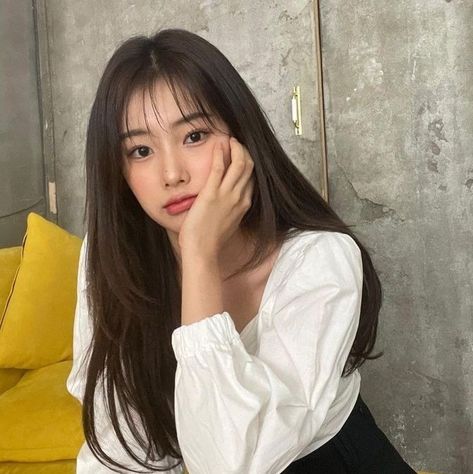 Korean Long Hair, Light Bangs, Medium Long Haircuts, Hair Style Korea, Hair Inspiration Long, Girl Haircuts, Haircuts For Medium Hair, Haircuts Straight Hair, Long Hair With Bangs