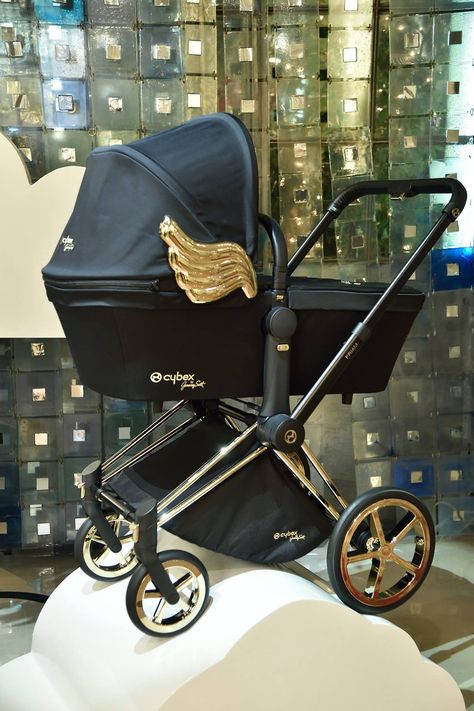 Cybex Debuts New Jeremy Scott Collection! Luxury Baby Room, Baby Utensils, Baby Mode, Baby Bling, Baby Prams, Cool Baby, Baby Necessities, Nursery Baby Room, Luxury Baby