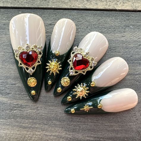 Nails shape Elvish Nail Art, Emerald And Gold Nails, Gold And Green Nails, Yule Nails, Enchanted Forest Nails, Gold French Manicure, Japanese Nail Art Designs, Victorian Nails, Baroque Nails