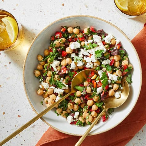 This easy no-cook chickpea salad comes together quickly, making it the perfect choice on busy days. Red-wine vinegar brightens the dish, while feta adds a tangy, slightly salty flavor. Salad With Dill, Easy Breakfast Brunch, Lunch Appetizers, Salad Dishes, Refreshing Salad, Healthy Eating For Kids, Chickpea Salad, Salad Side Dishes, Bell Pepper