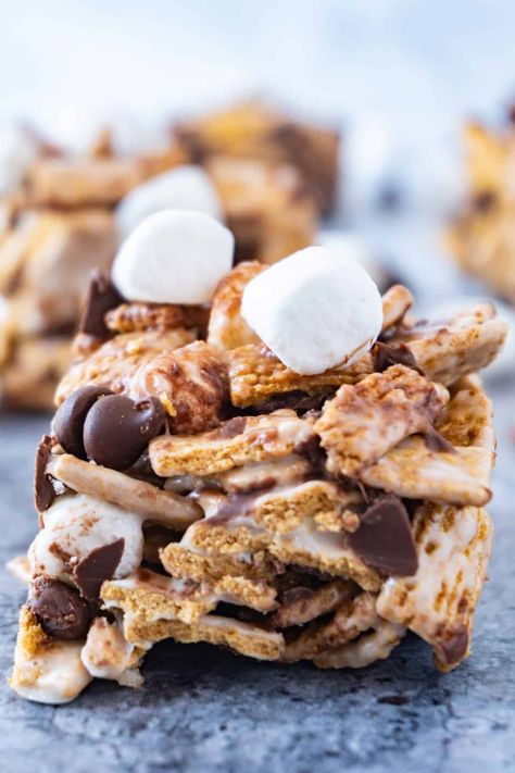 The BEST Golden Grahams Smores Bars | 5 ingredients, Ready in 15 mins Golden Grahams Smores Bars Easy, Smores Snack Mix Golden Grahams, Drinking Snacks Parties, S'mores Bars Golden Grahams, Graham Cereal Smores Bars, Golden Grahams Cereal Bars, S’mores Golden Graham Bars, Golden Grams Smores, Smores Marshmallow Treats