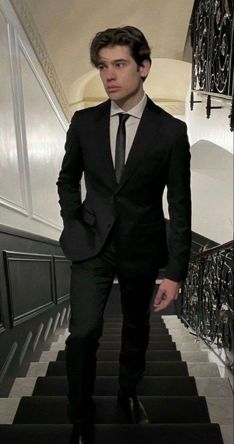 Gioele Ossola Aesthetic, Prom Boys Outfit, Cocoplay Eyes, Suits For Guys, Boy Prom Outfit, Groom Suit Black, Classic Academia, Gentleman Aesthetic, Prom Poses