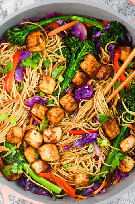 Vegan Lo Mein with Crispy Tofu Vegan Ramen Stir Fry, Tofu Lo Mein, Tofu Summer Recipes, Crispy Asian Tofu, Vegan Noodle Recipes, Vegan Lo Mein, Vegan Tofu Recipes, Lo Mein Sauce, Asian Tofu Recipes