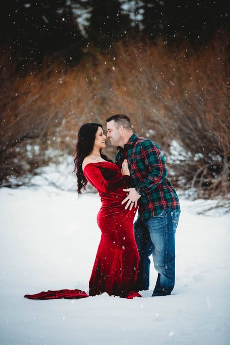 Winter, snow, maternity, family Winter Christmas Maternity Photos, Family Maternity Pictures In Snow, Winter Maternity Pictures Plus Size, Maternity Pictures In Winter, Snow Maternity Photoshoot Family, Couples Maternity Pictures Winter, Maternity Photography Winter Ideas, Snow Maternity Shoot, Maternity Photography Poses Winter