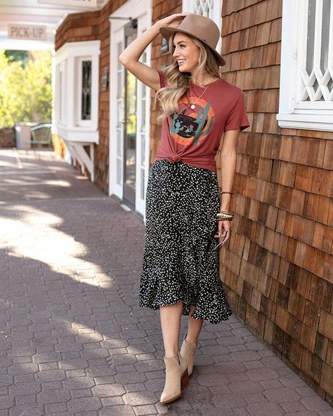 Summer Bar Outfits, Bar Outfits, Midi Wrap Skirt, Skirt Outfit, Outfits Winter, Tshirt Outfits, Trendy Clothes For Women, Casual Summer Outfits, Modest Outfits