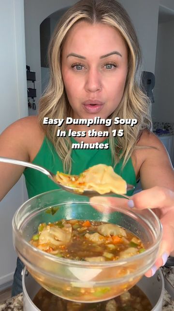 Janelle Rohner on Instagram: "Quick and easy dumpling soup in 15 minutes. Recipe below #soupdumplings #soupseason . . DUMPLING SOUP 8 cups chicken stock 4 tbsp soy sauce 3 tbsp sesame oil 1/4 cup teriyaki sauce Pinch of sesame seeds 1 tbsp garlic powder 1 tbsp minced onion 1.5 cups frozen peas nd carrots 2 cups chopped bok choy 4 servings wontons frozen Bring to a boil then add bok choy frozen peas and carrots. Boil medium for 4-6 minuets Add frozen wontons and green onions and cook 1-2 min Chili Oil Crunch, Chinese Dumpling Soup, Frozen Wontons, Frozen Peas And Carrots, Easy Dumplings Recipe, High Protein Diet Plan, Dumpling Sauce, Easy Dumplings, Chicken Dumpling Soup