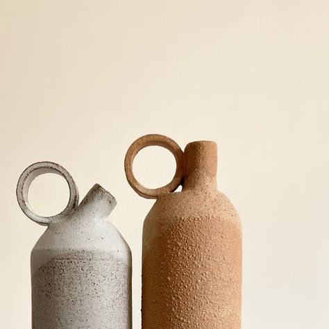 Ceramics Bottle, Pottery Bottles, Pottery Inspo, Pottery Vases, Diy Ceramic, Ceramic Bottle, Ceramic Figures, Ceramics Ideas Pottery, Pottery Designs