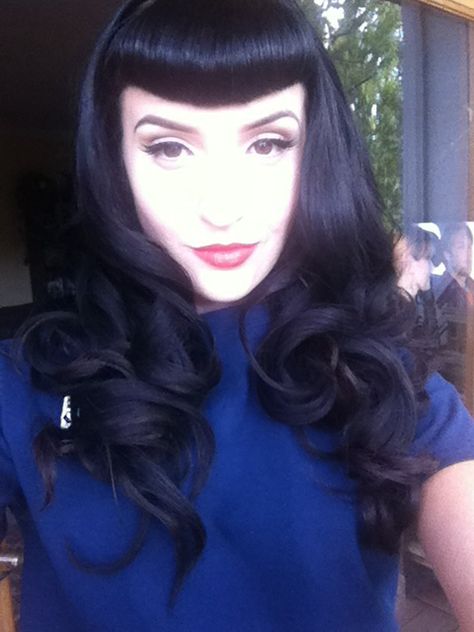 Bettie bangs, rockabilly, pinup, fifties, work Vintage Hairstyles With Bangs, Bettie Bangs, Betty Bangs, Rockabilly Hair, Pin Up Hair, Look Retro, Long Black Hair, Tape In Hair Extensions, Retro Hairstyles