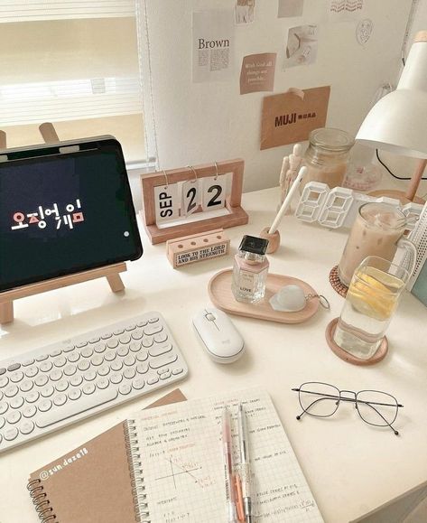 Beige Desks, Desk Organisation, Cozy Desk, Study Desk Decor, Aesthetic Room Ideas, Desk Inspiration, Desk Makeover, Study Room Decor, Pinterest Room Decor