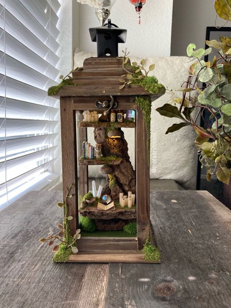 Lantern Terrarium Ideas, Lantern Terrarium Diy, Fairy Miniatures Diy, Fairy Diorama Ideas, Lantern Fairy House, Lantern Fairy Garden, Fairy Terrarium Ideas, Fairy House Lantern, Lantern Diorama