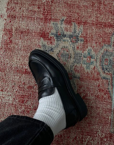 Loafers Men Aesthetic, Black Loafers Outfit Men, Men Loafers Outfit, Ethan Glenn, Loafers Men Outfit, Black Loafers Men, Loafers Outfit, White Socks, Men Loafers