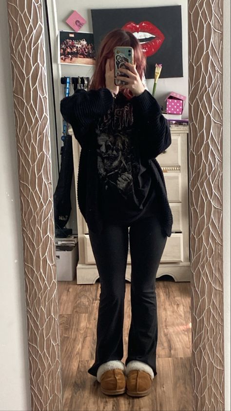 Leggings Casual Outfit Winter, Flared Leggings Alt Outfit, Black Legging Flares Outfit, Leggings Outfit Cardigans, Uggs Outfit Grunge, Cardigan And Flare Leggings, Leggings And Black Boots Outfit, Goth Outfits With Leggings, Leggings Alternative Outfit