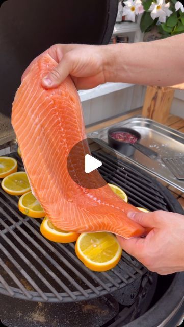 Smoked Salmon Appetizers, Salmon On The Grill, Smoked Seafood, Egg Smoker, Grill Salmon, Salmon Grilled, Cheddar Recipes, Smoked Salmon Appetizer, Grill Fish