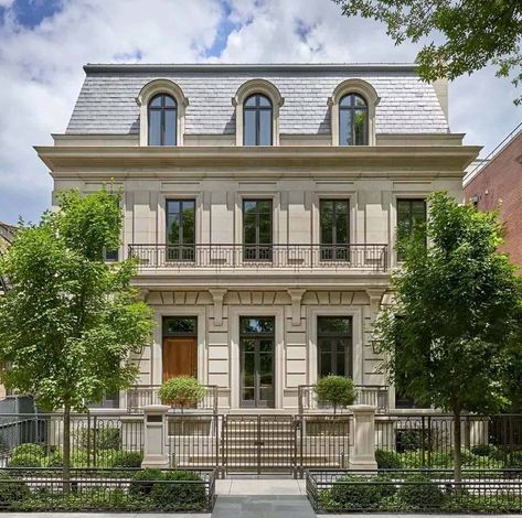 Limestone Facade, Chicago Townhouse, French Style Architecture, Nyc Architecture, Townhouse Exterior, Exterior Finishes, French Architecture, Style Français, Modern Farmhouse Exterior