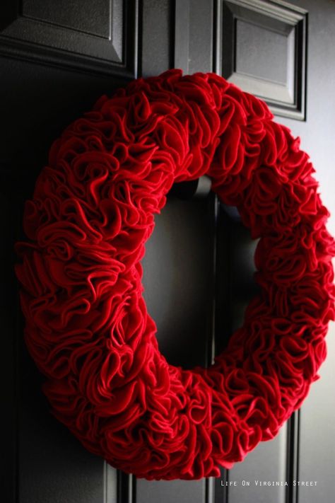 Learn the quick and easy way to make a gorgeous felt ruffle wreath. The design works well for all seasons - simply change your color of felt for a new look! Ruffle Wreath, Diy Valentines Day Wreath, Diy Christmas Wreaths, Red Wreath, Felt Wreath, Wreaths Ideas, Fabric Wreath, Wreaths Diy, Valentine Day Wreaths