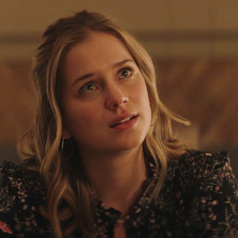 Elizabeth Lail as Guinevere Beck in You (2018) Elizabeth Lail Gif, Female Faceclaims Gif, Guinevere Beck, Elizabeth Lail, Blonde Actresses, My Destiny, Oliver Queen, Klaus Mikaelson, Dream Hair