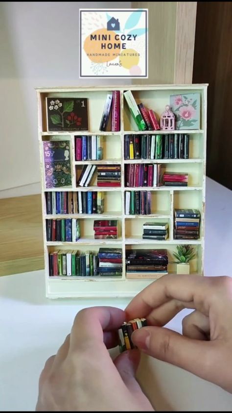 How To Make A Mini Bookshelf, Mini Bookshelf Ideas, Mini Book Shelf Ideas, Diy Mini Library, Mini Bookshelf Diy, Diy Mini Bookshelf, Miniature Books Diy, Mini Library At Home, Mini Book Shelf