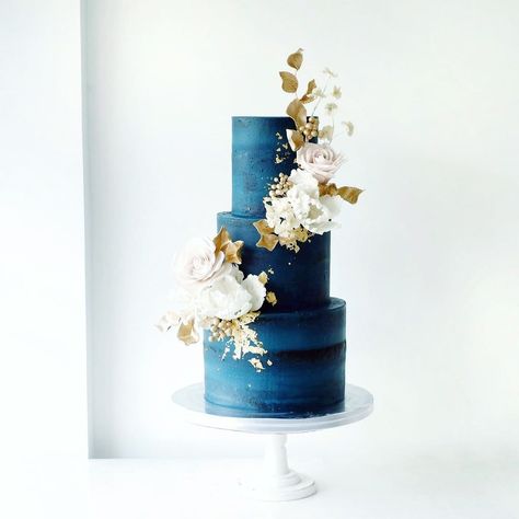 Audrey’s | Wedding Cakes on Instagram: “Dark teal and gold is actually a good combo 😍 Thank you to all who booked us today, we’ll still be at Toast tomorrow! Last day to finally…” Dark Teal Wedding Cake, Quinceañera Pictures, Teal Gold Wedding, Navy Cupcakes, Gold Wedding Cakes, Dark Teal Weddings, Teal Wedding Cake, Teal Cake, White And Gold Wedding Cake