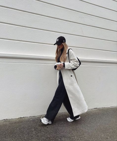 White Cap Outfit, White Trench Coat Outfit, Beige Coat Outfit, Beige Trench Coat Outfit, Trench Coat Outfit Winter, Trench Coat Outfit Ideas, White Coat Outfit, Trent Coat, Coat Outfit Ideas