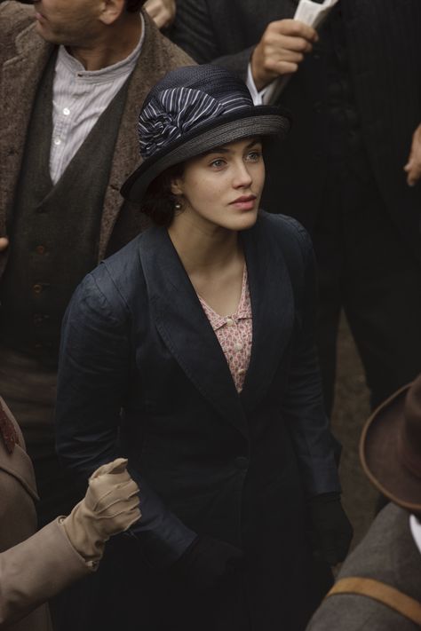 Downton Abbey - Lady Sybil Crawley Downton Abbey Costumes, Matthew Crawley, Lady Sybil, Jessica Brown Findlay, Julian Fellowes, Dowager Countess, Downton Abbey Fashion, Jessica Brown, Downton Abby